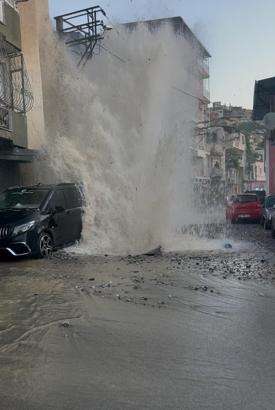İzmir'de isale hattı patladı; 4 otomobil hasar gördü