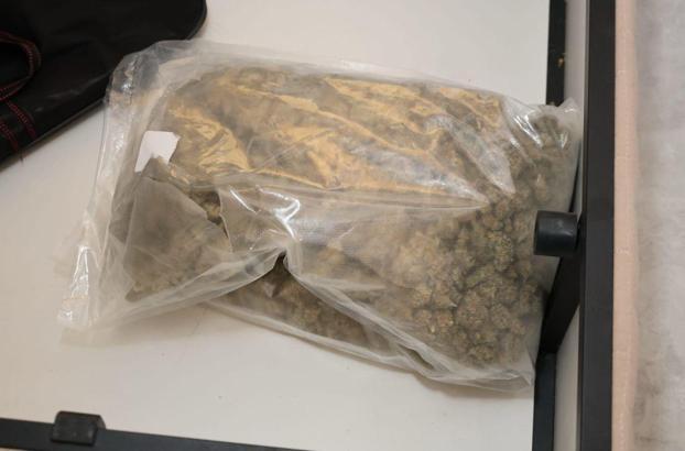 Otomobilin özel düzenekli zulasından uyuşturucu ve silah çıktı