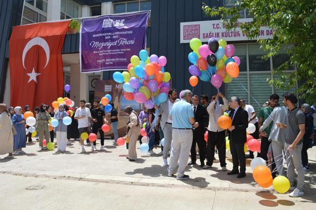 Mardin’de üniversite öğrencileri, çocuklar için gökyüzüne balon bıraktı