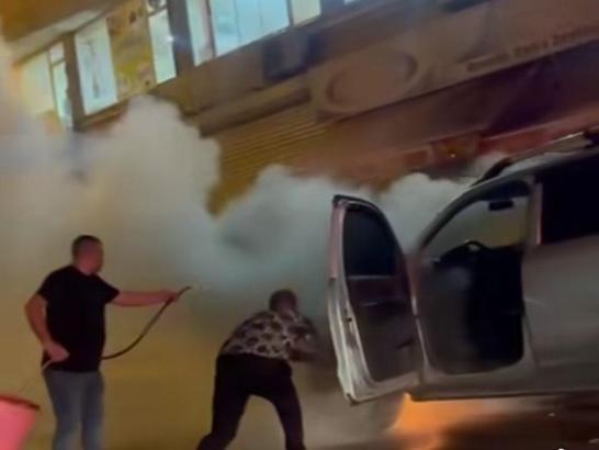 Yanan hafif ticari araca hortumla su tutarak müdahale ettiler