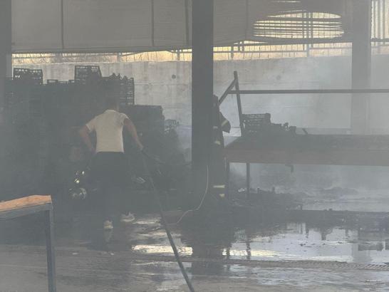 Siirt'te kapalı semt pazarında çıkan yangın, söndürüldü