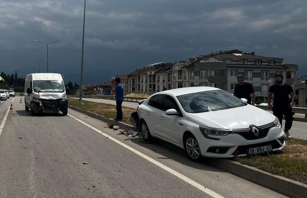 İnegöl'de minibüs, otomobile arkadan çarptı: 1 yaralı