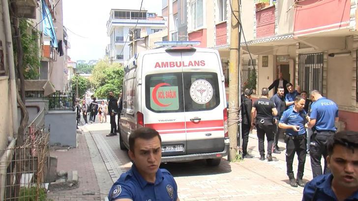İstanbul - Küçükçekmece'de apartmanın önünde bekleyenlere ateş açıp kaçtılar