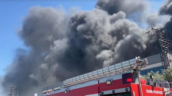 İzmir'de sandalye fabrikasında yangın