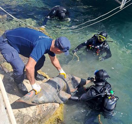 Kuşadası'nda deniz dibinden 628 kilogram katı atık çıkarıldı
