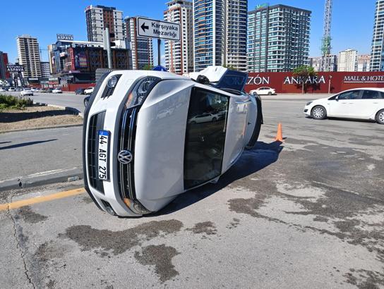 Hafif ticari araç ile otomobil çarpıştı: 2'si bebek 6 yaralı