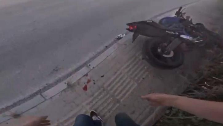 Motosiklet sürücüsü drift atarken kaza yaptı; o anlar kask kamerasında