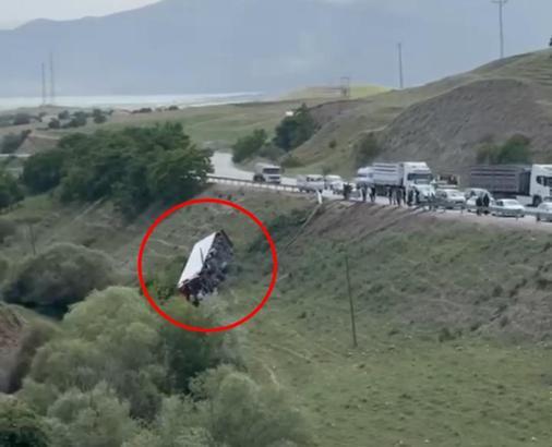 Elazığ’da TIR ile otomobil çarpıştı: 1 ölü, 2 ağır yaralı (2)