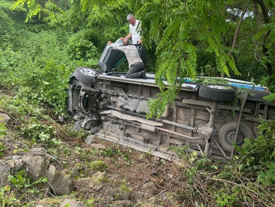 Park halindeyken şarampole devrilen minibüsteki 5 yolcu yaralandı