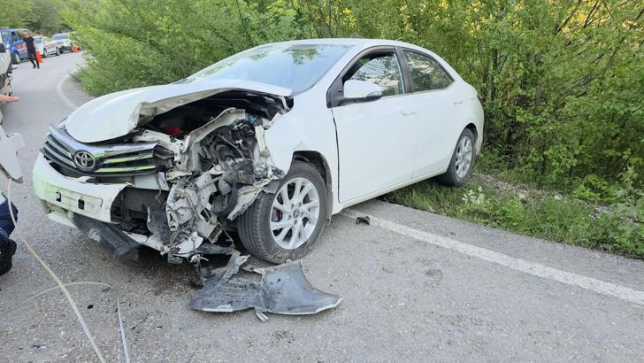 Bursa'da 2 otomobil çarpıştı; 3 yaralı