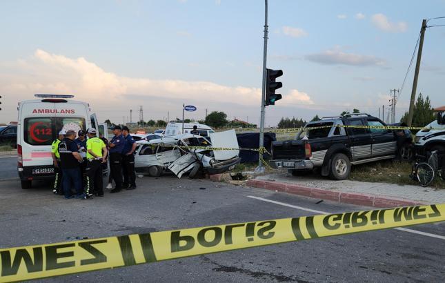 Konya'da otomobil ile kamyonet çarpıştı; karı- koca öldü, 4 yaralı