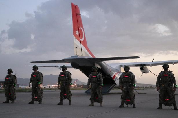 'Erciyes 2025 Tatbikatı'nda seçkin gözlemci günü; C-130'dan atladılar