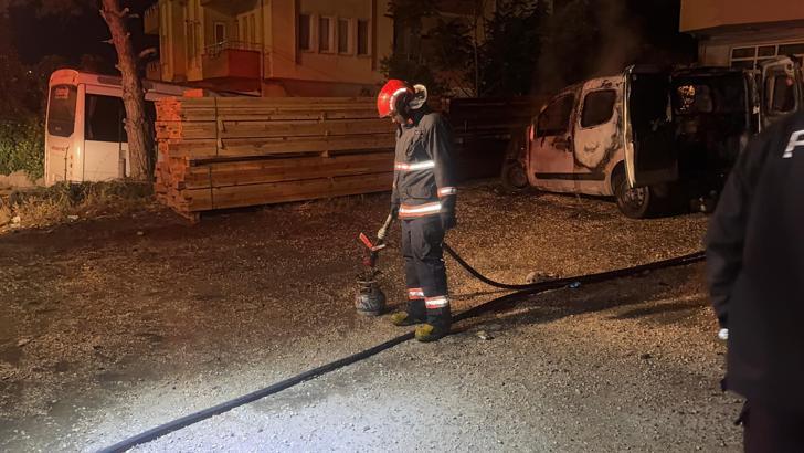 Park halindeki hafif ticari araç alev alev yandı