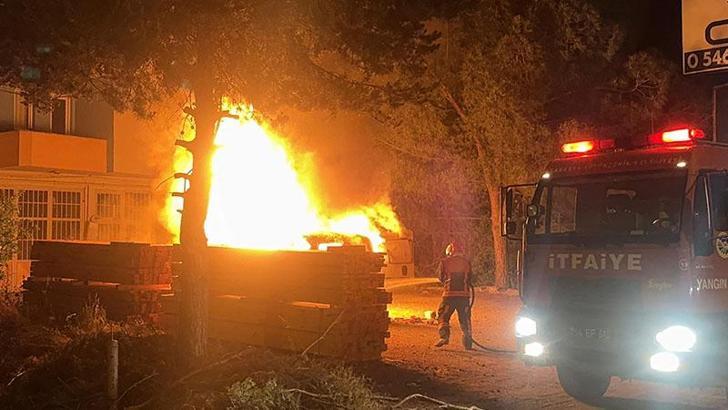 Park halindeki hafif ticari araç alev alev yandı