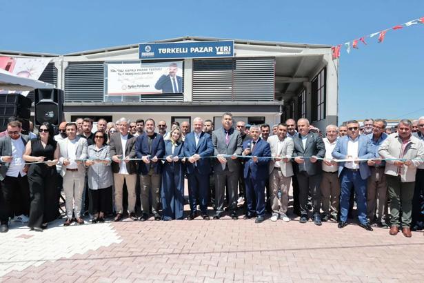 Menemen'de bir kapalı pazar yeri daha açıldı