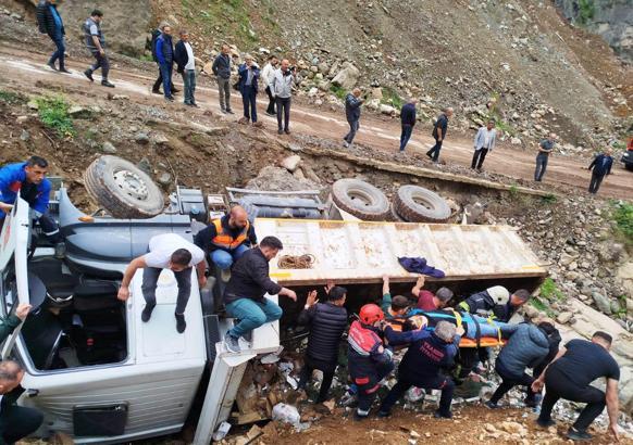 Şarampole devrilen kamyonun şoförü yaralandı