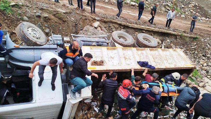 Şarampole devrilen kamyonun şoförü yaralandı