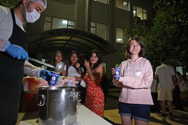 Büyükşehir'den final haftasında çorba ikramı