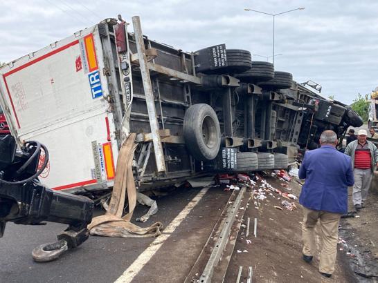 TIR'ın devrildiği kazada şoförün sol kolu koptu