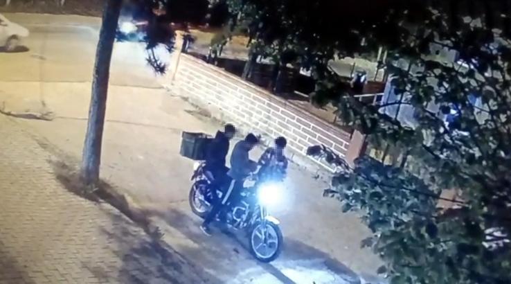 Motosikletle uyuşturucu satışı kamerada