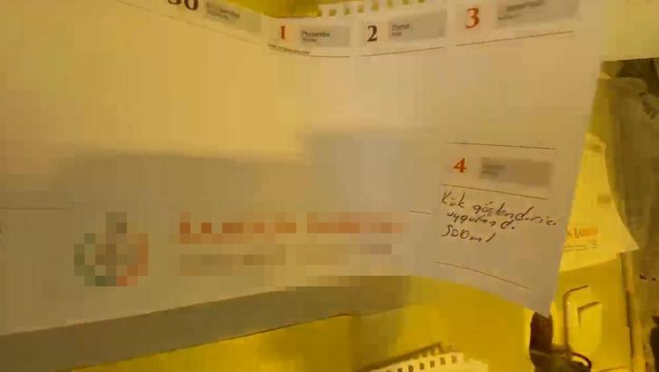 Evde yetiştirdiği kenevirle ilgili notları duvara asmış