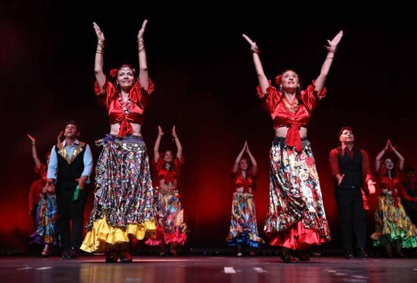 Türk Halk Oyunları Topluluğu'ndan görkemli gösteri