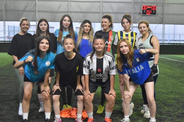 Kadınlar halı sahada futbol oynayıp stres attı