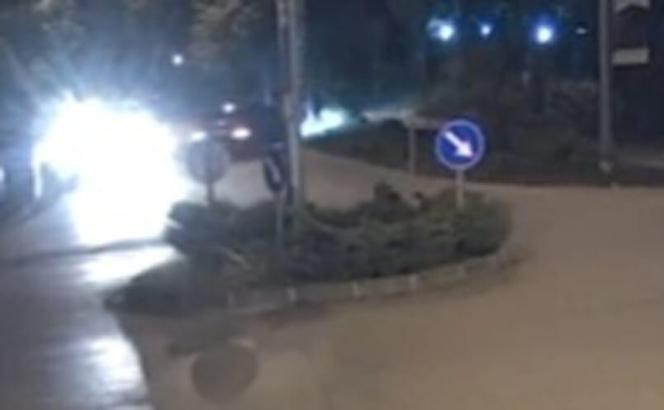 Sakarya'da kavşakta drift atan otomobil ağaca çarptı; 3 yaralı