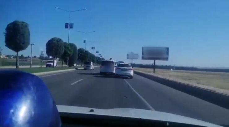 Batman’da, otomobilin yolcu koltuğuna gizlenmiş 63 kaçak telefon ele geçirildi