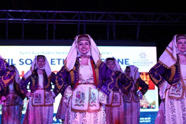 Aydın Büyükşehir Belediyesi'nin halk oyunları kursiyerleri yeteneklerini sergiledi