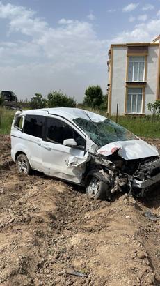 Batman’da, takla atan hafif ticari araçtaki baba ve oğlu yaralandı