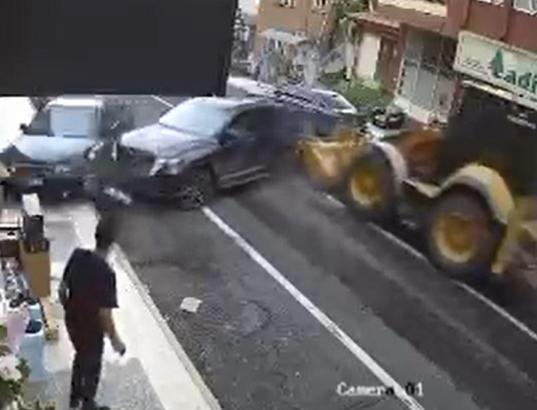 Freni boşalan iş makinesinin caddedeki araçlara çarpması kamerada; 2 yaralı