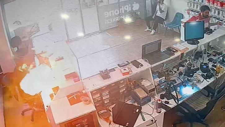 Telefon bataryası tamir sırasında patlayıp, alev aldı