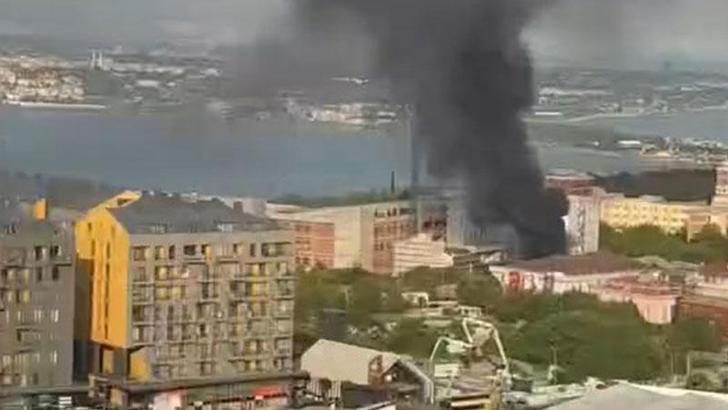 Avcılar'da üniversite inşaatında depodaki malzemeler yandı