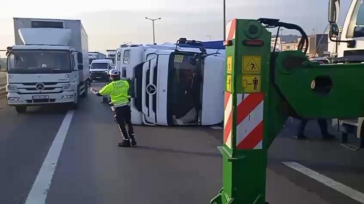 İstanbul - Pendik TEM Otoyolu'nda TIR devrildi; İstanbul yönünde yoğunluk -1