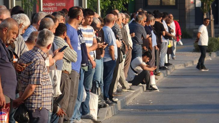 İzmir’de 23 bin işçi greve çıktı; otobüs duraklarında yoğunluk oluştu