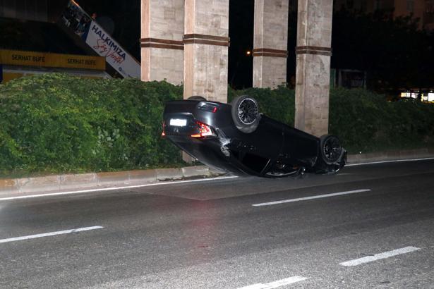 Kontrolden çıkan otomobil refüje çarpıp takla attı