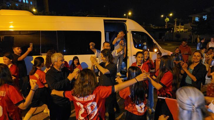 Kozanlı rugby sporcuları, şampiyonluğu davul zurnayla kutladı