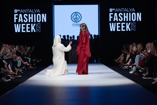 Podyumda sürpriz evlilik teklifi