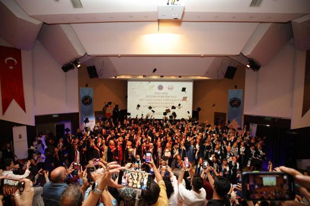 Tazelenme Üniversitesinde mezuniyet sevinci