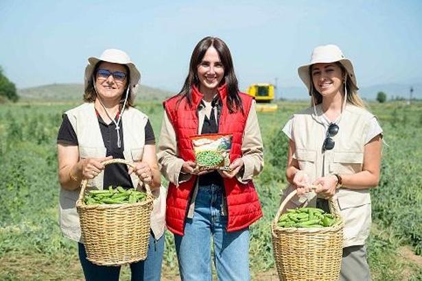 ‘Tarımın Kadın Yıldızları’nın emeğiyle SuperFresh ‘Ege’den Hasat Bezelye’