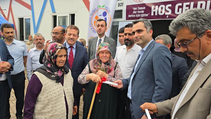 Okuma yazma öğrenen kadınlar belgelerini aldı