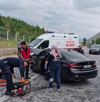 Kayseri'de iki otomobil çarpıştı: 2 ölü, 1 yaralı