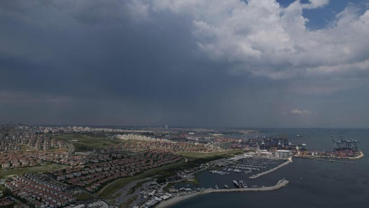 İstanbul - İstanbul'da gökyüzünü karabulutlar kapladı, yağmur başladı