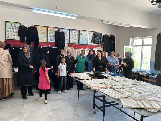 Halk Eğitim Merkezi Giyim Üretim Kursu yıl sonu sergisi açtı