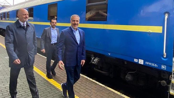 Bakan Fidan, trende gazetecilerin sorularını cevapladı