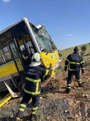 Siirt’te şarampole devrilen yolcu otobüsünün şoförü yaralandı