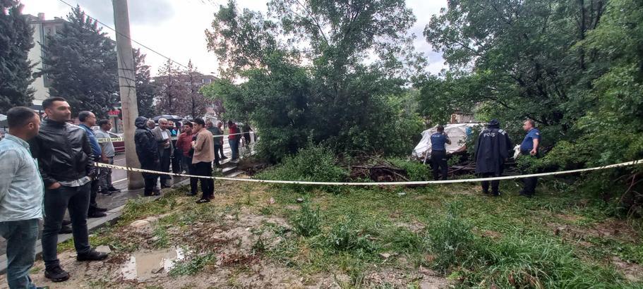 Malatya'da tek katlı ev çöktü; 3 kişiyi ekipler kurtardı