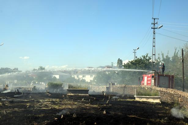 Van'da mezarlıktaki yangın söndürüldü; bazı mezarlar zarar gördü