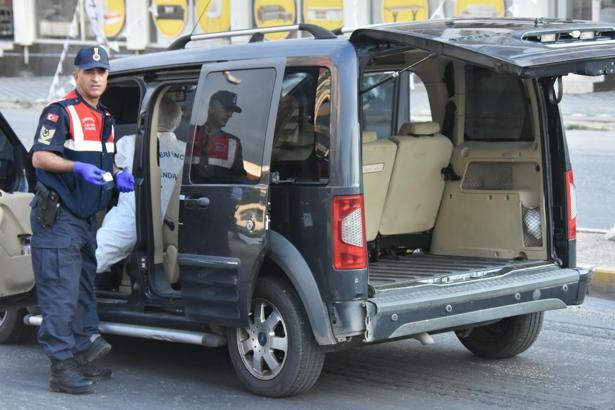 İzmir'de otomobile tüfekli saldırı; 3 ölü, 3 yaralı (2)